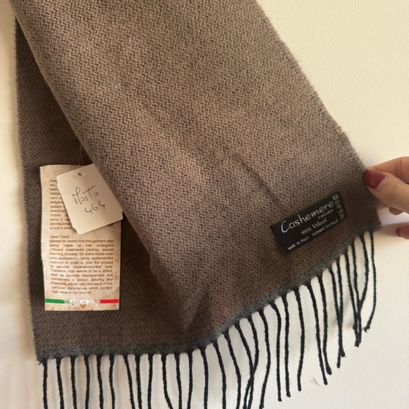 Cashmere Finished 100% wool made in Italy scarf - Picture 3 of 4